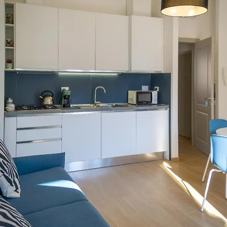 Little Blue * רומא